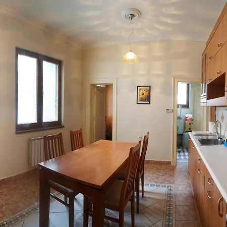 Dvornik Lux 1 *