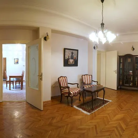 Dvornik Lux 1 *