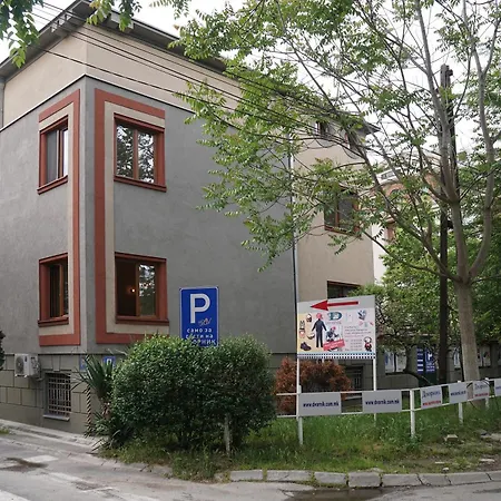 Dvornik Lux 1 * Skopje